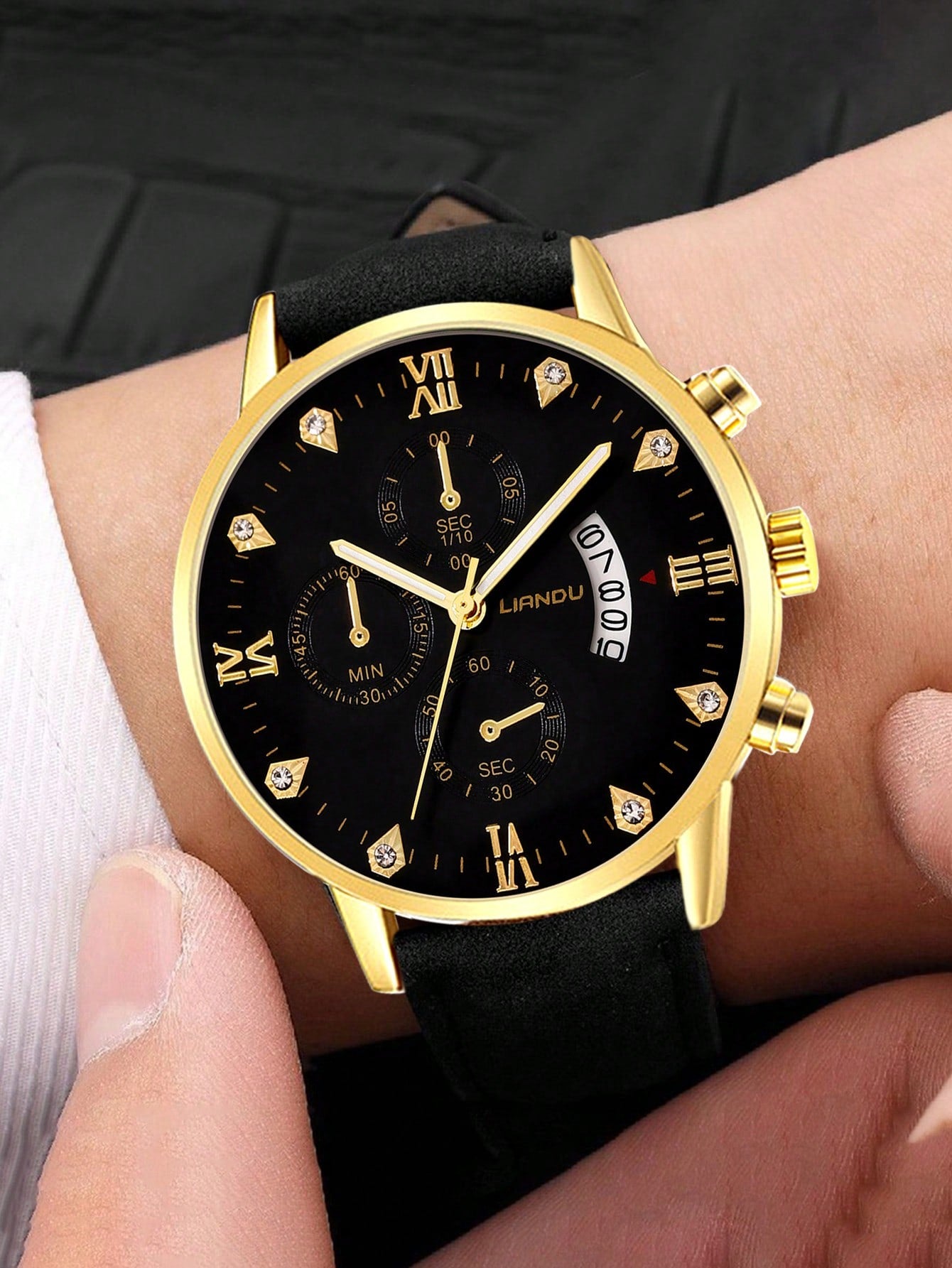 Fashionable Round Dial Quartz Watch